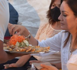 Mujer en evento gastronómico