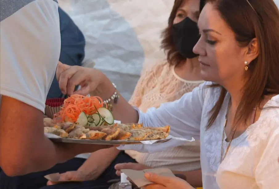 Mujer en evento gastronómico