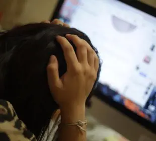 Mujer frente a monitor