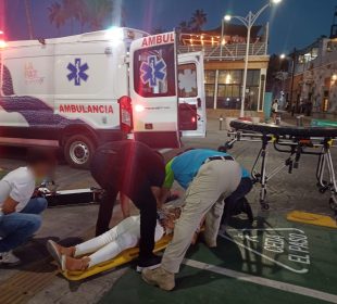 Mujer recibiendo atención tras accidente