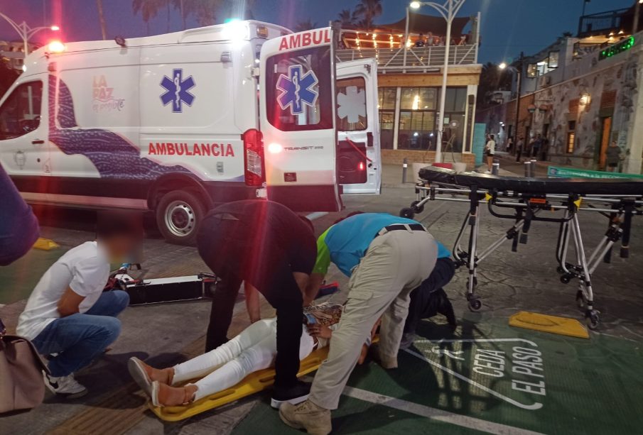 Mujer recibiendo atención tras accidente