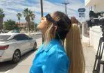 Mujer viendo el eclipse