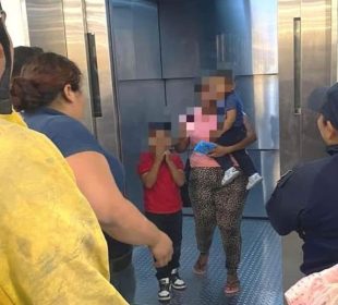 Mujer y niños atrapados en elevador