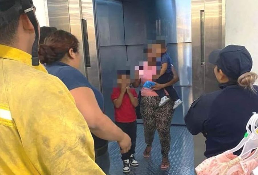 Mujer y niños atrapados en elevador