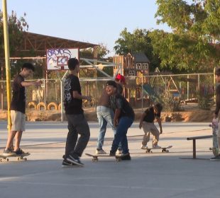 Niños practicando skate