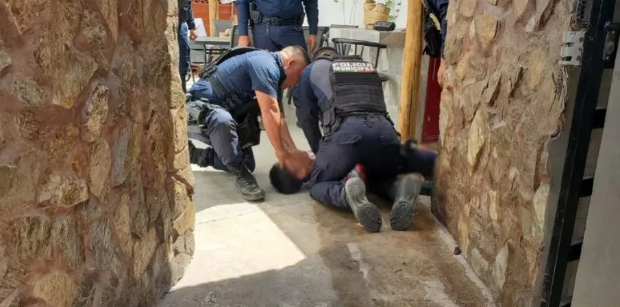 Oficiales dando reanimación a joven