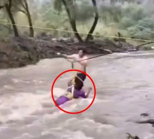 (VIDEO) Rescatan a pareja atrapada en río Tehuetlán, Hidalgo