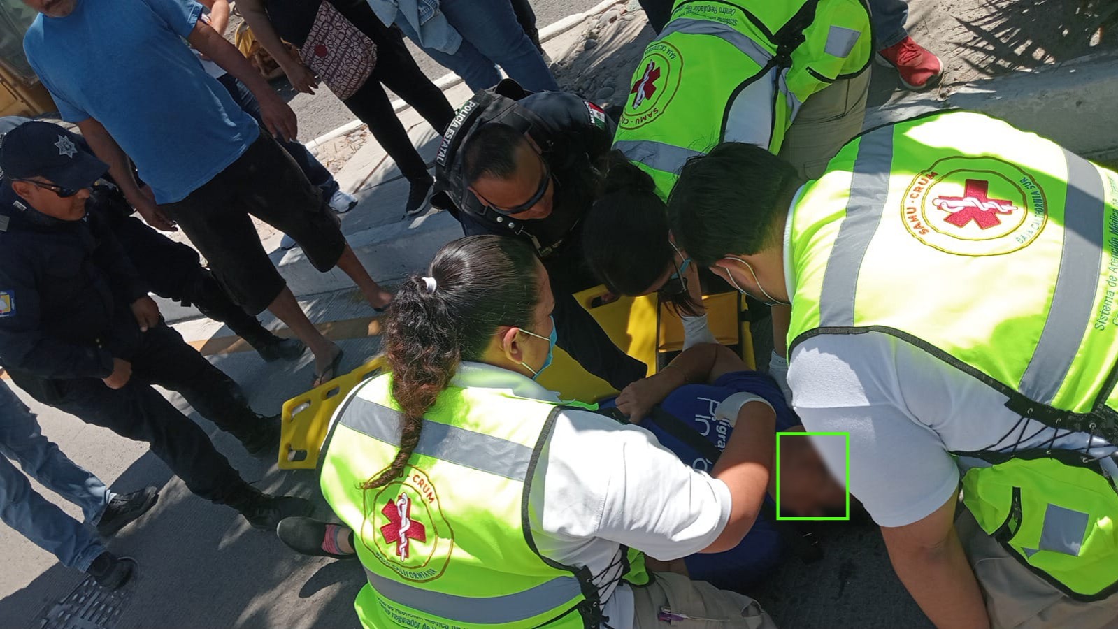 Paramédicos atendiendo a mujer atropellada