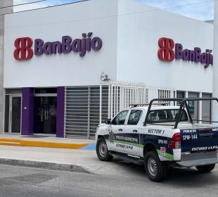 Patrulla afuera de banco por intento de robo