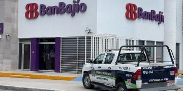 Patrulla afuera de banco por intento de robo