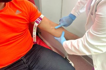 Persona donando sangre