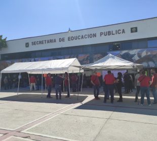 Personal administrativo de SEP protestando