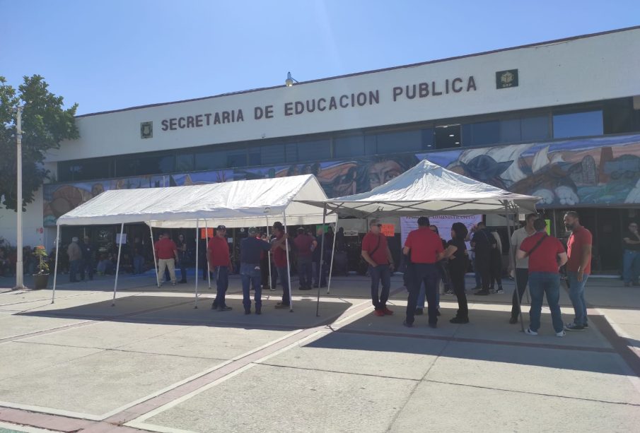 Personal administrativo de SEP protestando