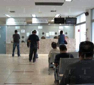 Personas haciendo fila para surtir receta en ISSSTE