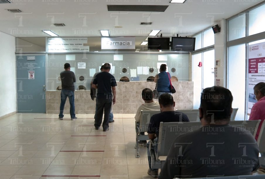 Personas haciendo fila para surtir receta en ISSSTE