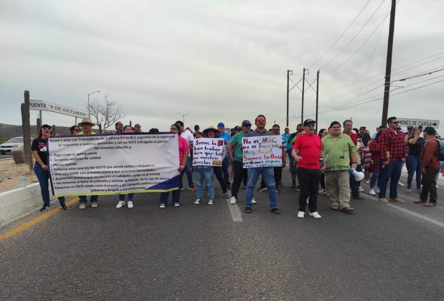 Protestas de maestros en La Paz; bloquean puente por falta de respuesta