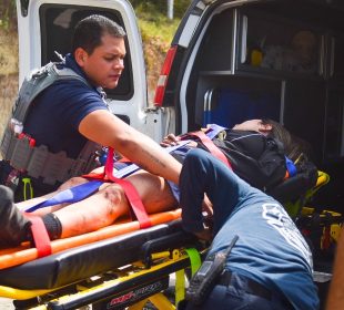 Senderistas atrapados en incendio en Tepic, Nayarit, rescatados