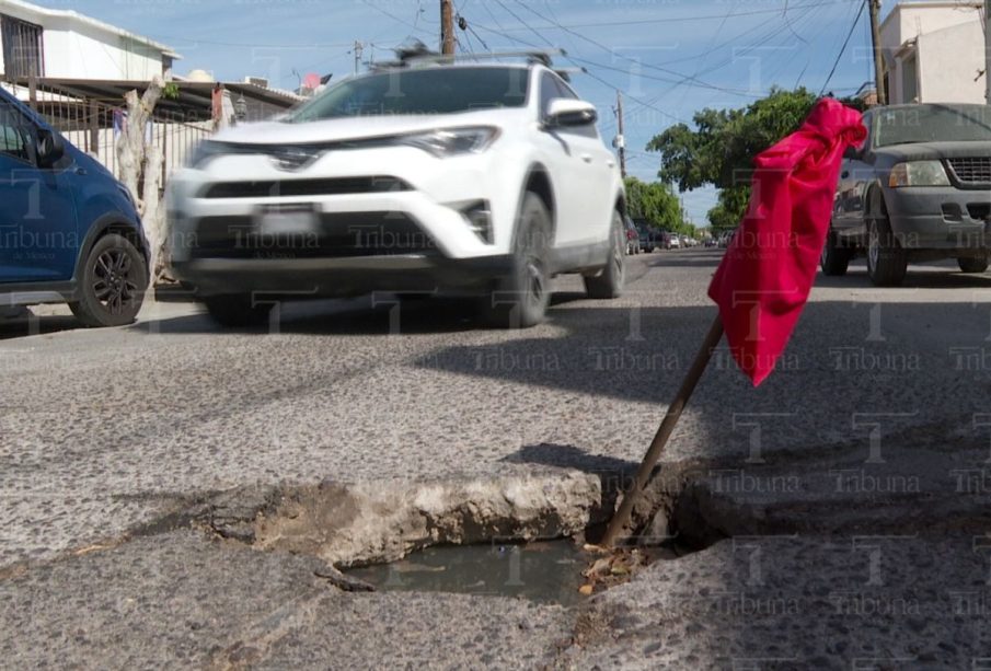 Socavón en calle Mayas