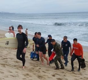 Surfista rescatado en playa El Pescadero