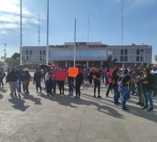 Trabajadores de la educación en explanada del palacio