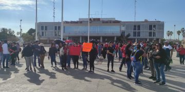 Trabajadores de la educación en explanada del palacio