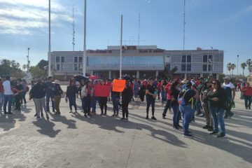 Trabajadores de la educación en explanada del palacio