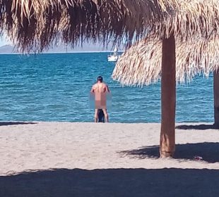 Turista desnudo en Loreto