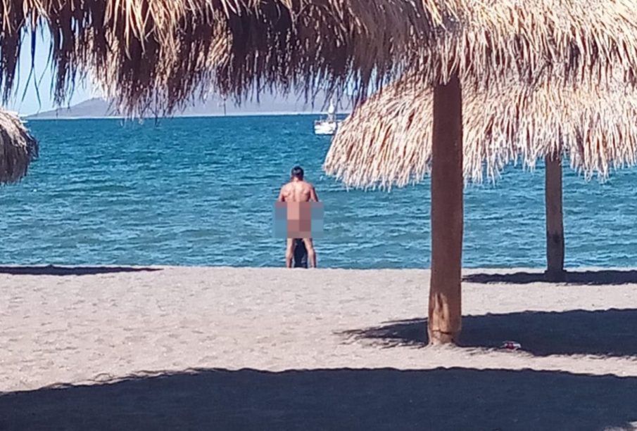 Turista desnudo en Loreto