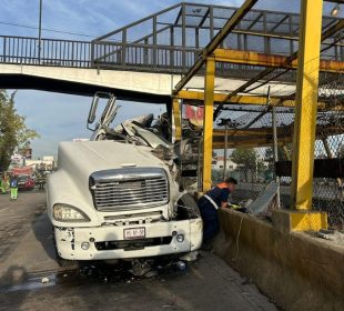 Vuelca tráiler en Línea 5 del Metro CDMX; suspenden servicio hasta 10 horas y hay caos vial