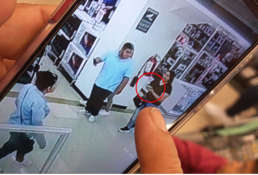 Pareja roba celular a niño con Síndrome de Down en Monterrey; los exhiben en redes sociales