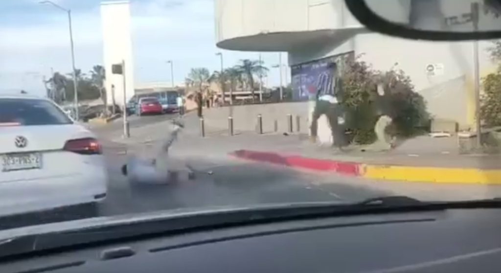 (VIDEO) Agreden a turista en riña callejera en Cabo San Lucas