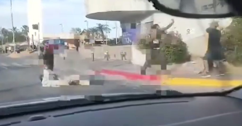 (VIDEO) Agreden a turista en riña callejera en Cabo San Lucas