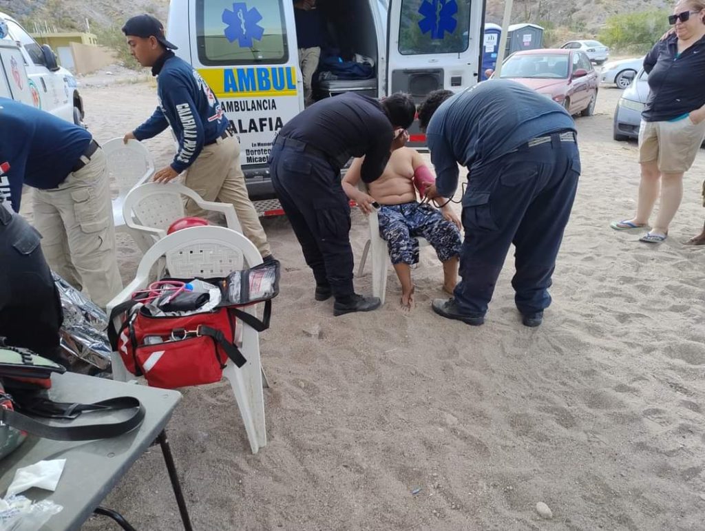 Rescatan a menores de edad arrastrados por una ola en Playa El Califin