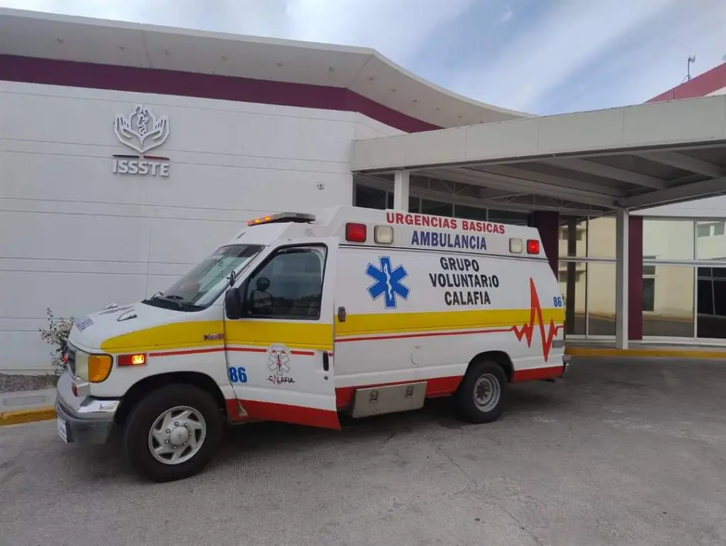 Rescatan a menores de edad arrastrados por una ola en Playa El Califin