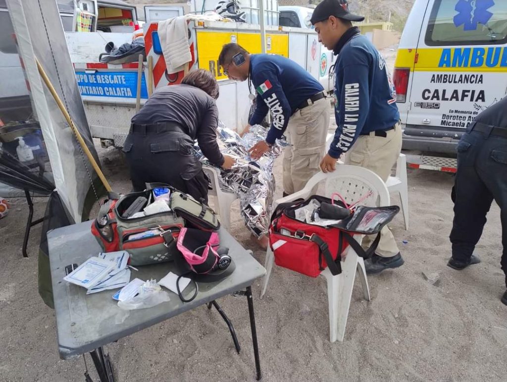 Rescatan a menores de edad arrastrados por una ola en Playa El Califin