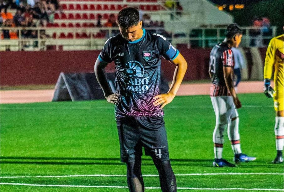 'Tochi' Cruz de Los Cabos United rifa playeras en apoyo a aficionada con cáncer