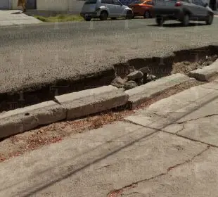 Tramo de guarnición rota, una trampa para vehículos en la colonia Centro de La Paz