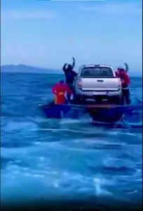 ¡En pangas! Así cruzan camionetas hacia las islas en Baja California Sur