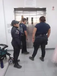 Madre e hijos quedan atrapados dentro de elevador en La Paz