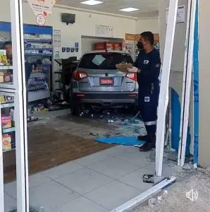 Camioneta se mete a farmacia y atropella a una empleada