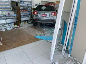 Camioneta se mete a farmacia y atropella a una empleada