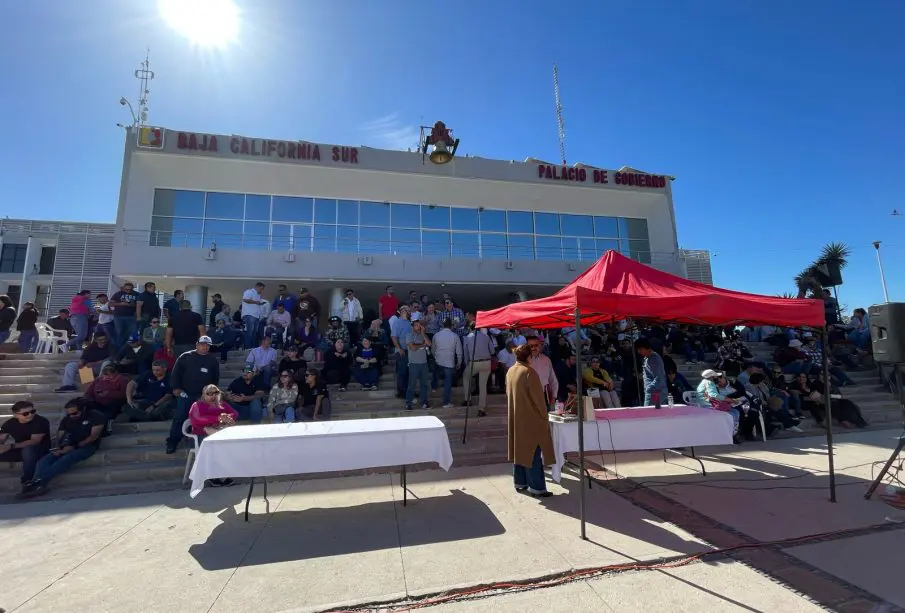 Sindicalizados de La Paz bloquean entrada a la Secretaría de Finanzas y Administración