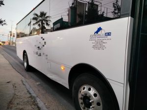 (VIDEO) Camión de transporte de personal se estampa contra puesto de birria en Zacatal