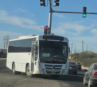 (VIDEO) Camión de transporte de personal se estampa contra puesto de birria en Zacatal