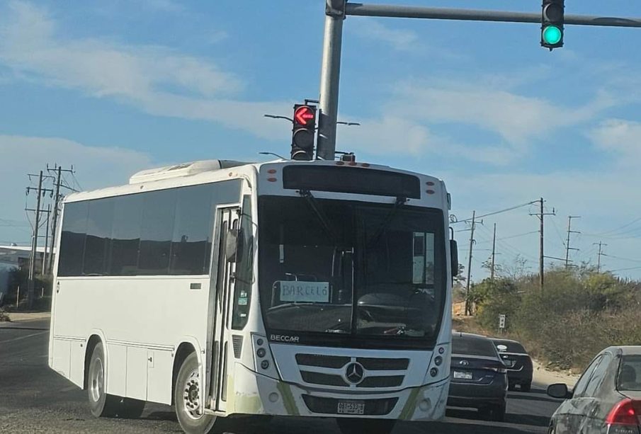 (VIDEO) Camión de transporte de personal se estampa contra puesto de birria en Zacatal