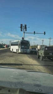 (VIDEO) Camión de transporte de personal se estampa contra puesto de birria en Zacatal