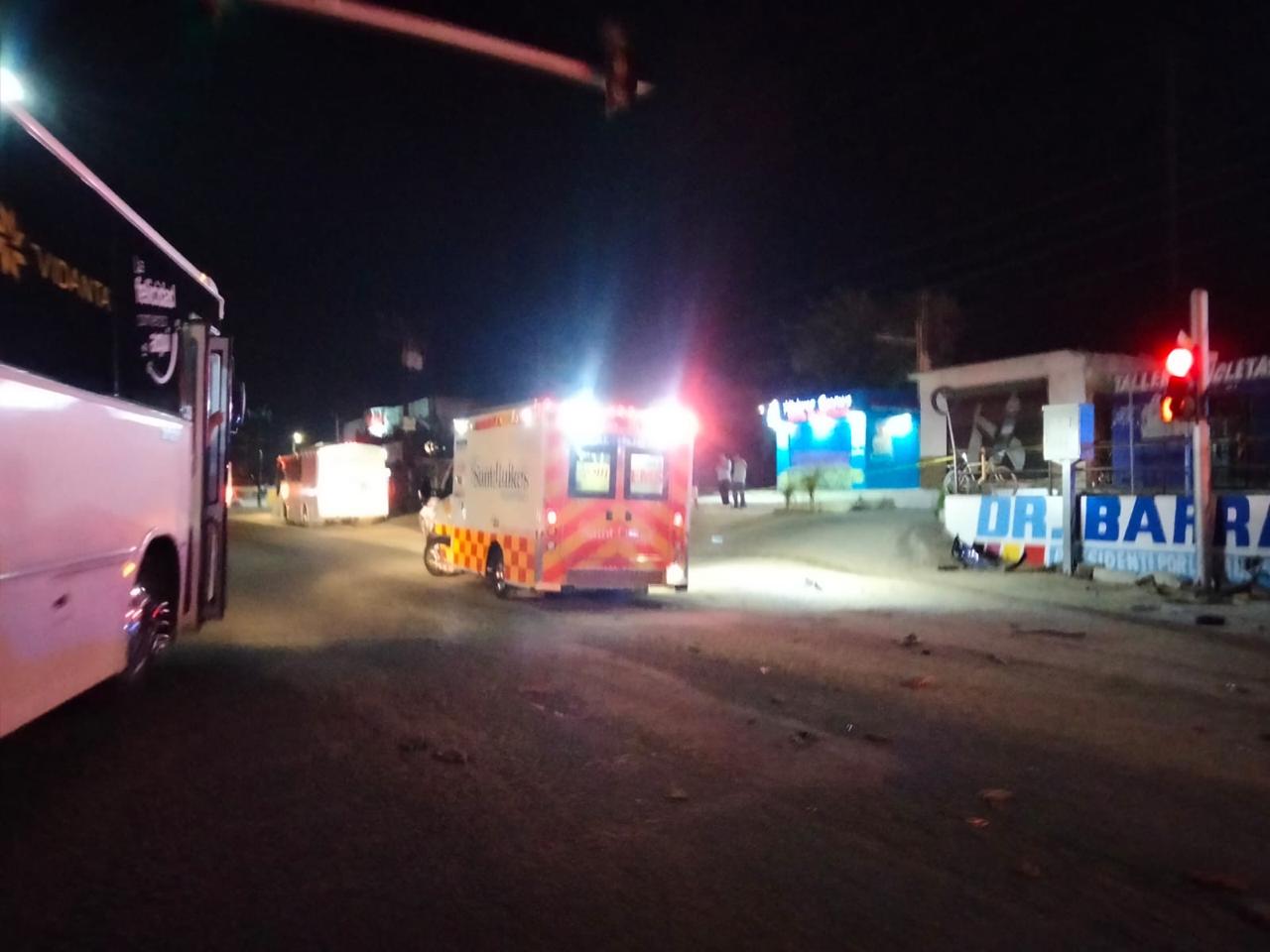 (VIDEO) Camión de transporte de personal se estampa contra puesto de birria en Zacatal