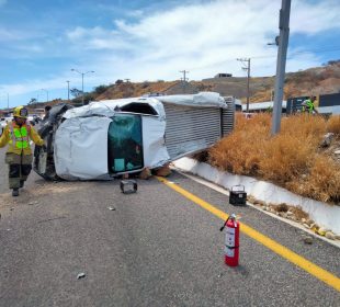 Volcadura en Cerro Colorado deja dos personas lesionadas