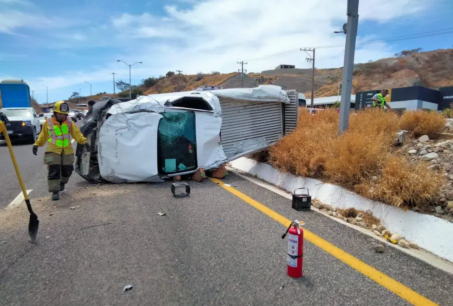 Volcadura en Cerro Colorado deja dos personas lesionadas