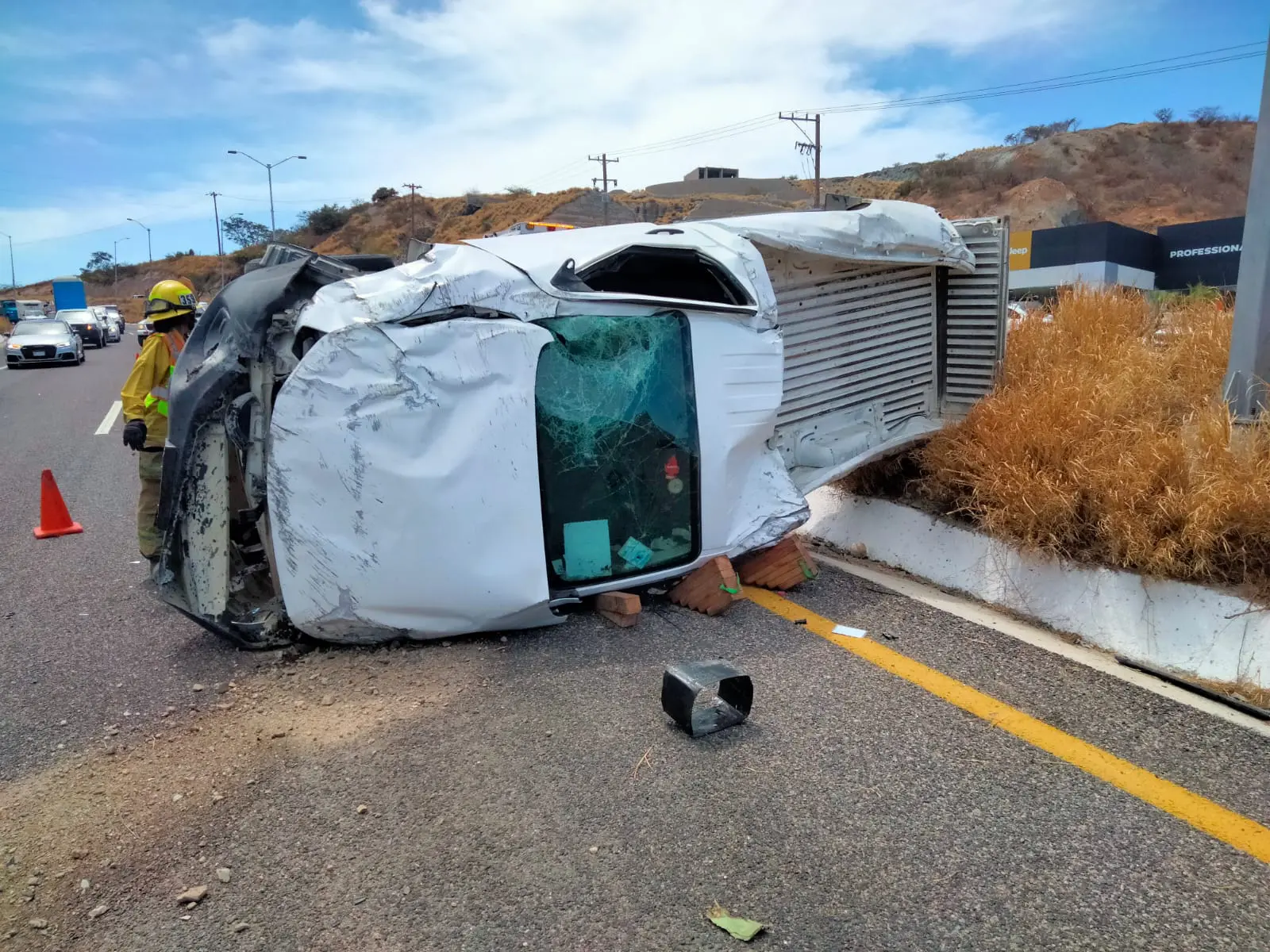 Volcadura en Cerro Colorado deja dos personas lesionadas